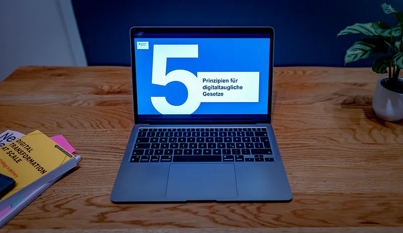 Symboldbild: Ein Laptop zeigt die fünf Prinzipien des Digitalchecks